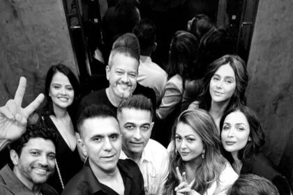 Farhan Akhtar shares an epic group selfie with Shibani Dandekar, Malaika Arora, Ritesh Sidhwani, Sasha Jairam, and Amrita Arora! Check out this star-studded shot! 🌟