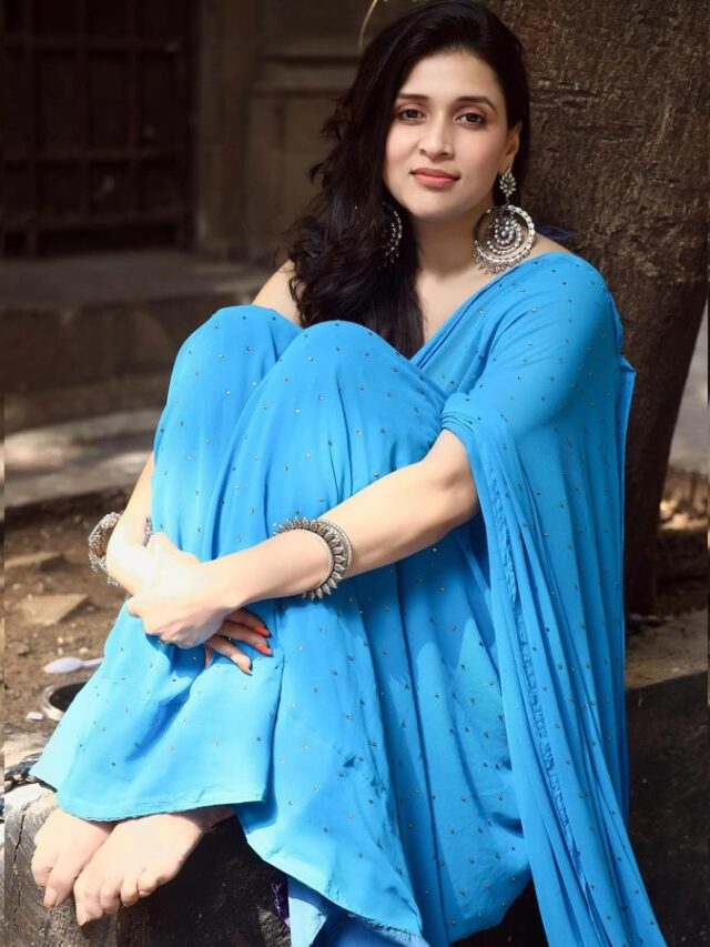 Mannara Chopra channels her inner Sridevi in blue saree💙💫✨

Mannara Chopra is seen flaunting her blue saree and channeling her inner Sridevi