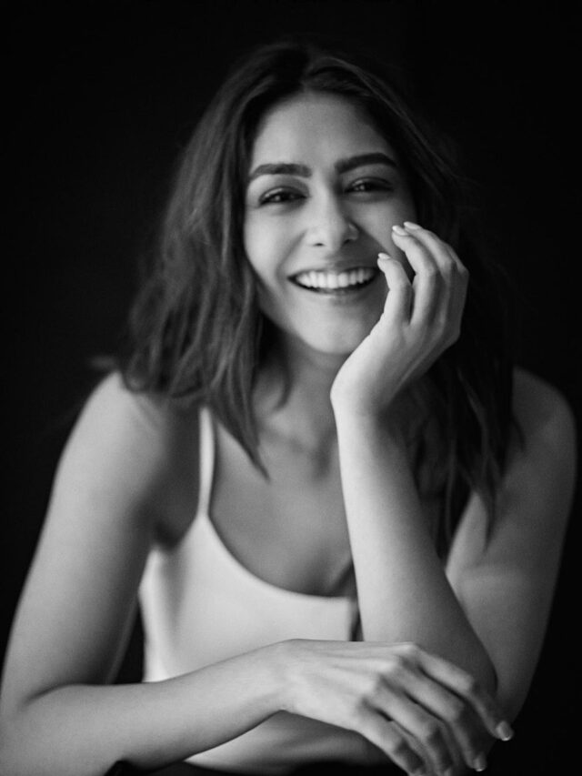 Monochromatic beauty courtesy Mrunal Thakur 🖤✨💕