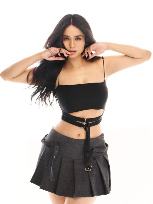 Soundarya Sharma slays in black skirt and black top