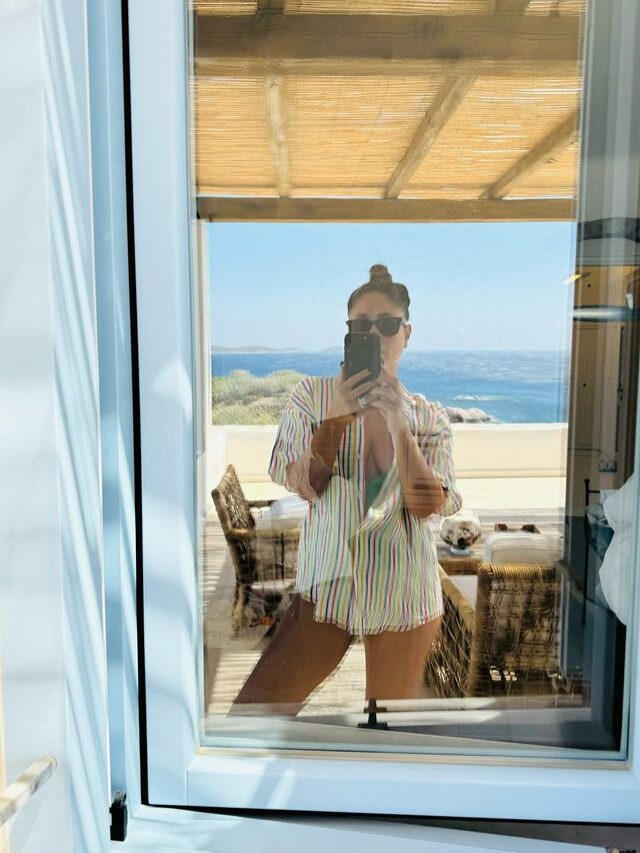 Candid Mirror Selfie Of Kareena Kapoor Khan While Enjoying family vacay!