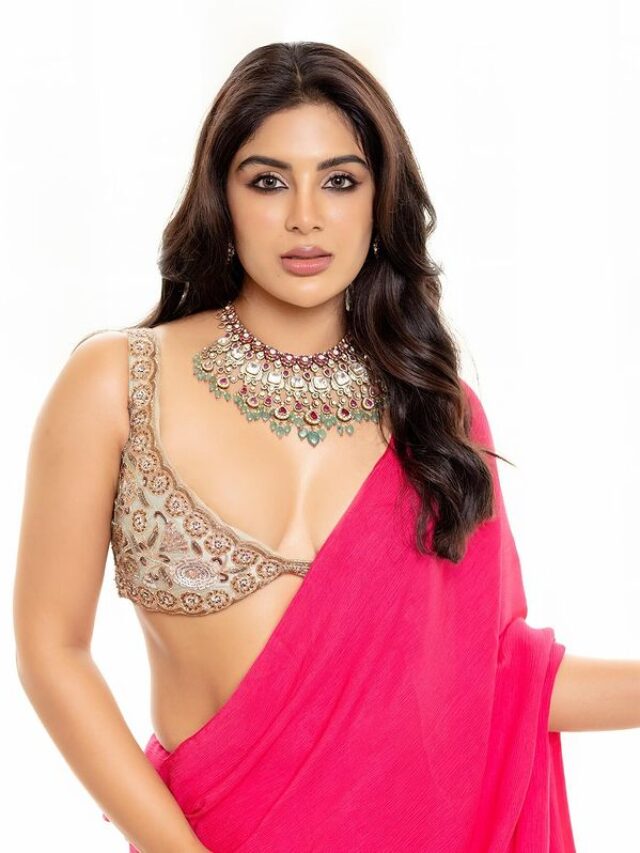 Sensual Hot Look Of Samyuktha Menon in Pink saree