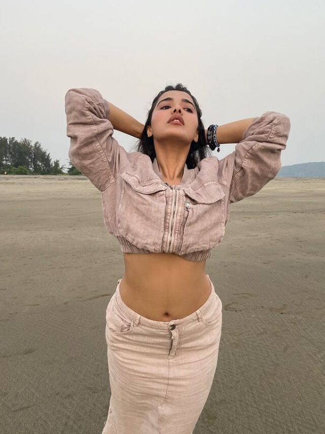 Ketika Sharma flaunting her beautiful navel and sexy curves on the beach