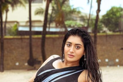 Hot and Glamorous Rashi Singh flaunts her toned Navel and washboard abs as she poses in Black saree by the beach.