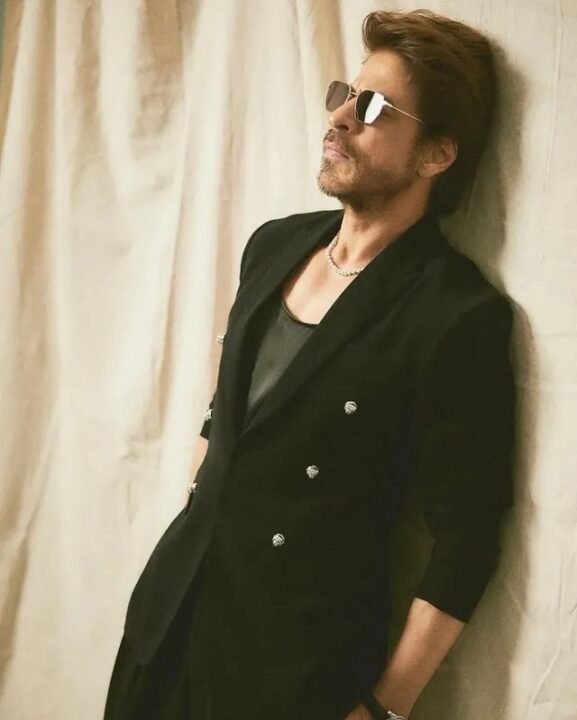 Unmatched aura! Shah Rukh Khan can give all the models a run for their money with his style and glam!