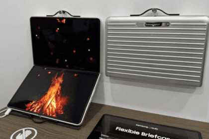 ब्रीफकेस बन जाता है Samsung का यह नया लैपटॉप