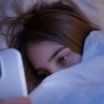 रात को सोने से पहले भूलकर भी यूज न करें फोन