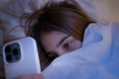 रात को सोने से पहले भूलकर भी यूज न करें फोन