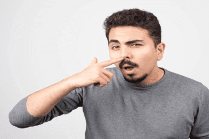 नाक में उंगली डालने से किन बीमारियों के शिकार हो सकते हैं