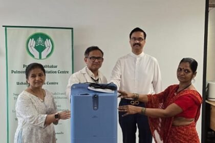 Masala King Dr.Dhananjay Datar Gifts Oxygen Kits to Patients of Pulmonary Diseases in Mumbai