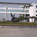 Gujarat Eco Textile Park Palsana का ग्रीन बेल्ट और मुख्य भवन का बाहरी दृश्य