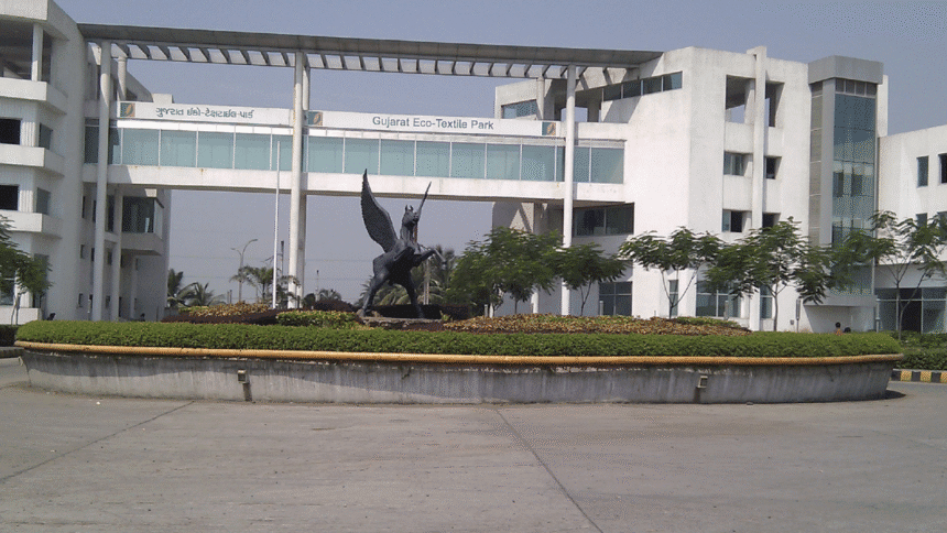 Gujarat Eco Textile Park Palsana का ग्रीन बेल्ट और मुख्य भवन का बाहरी दृश्य