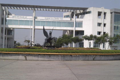 Gujarat Eco Textile Park Palsana का ग्रीन बेल्ट और मुख्य भवन का बाहरी दृश्य