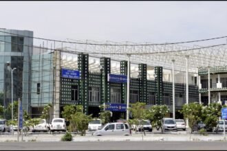 नोएडा न्यूज़ अपडेट: नई एक्सप्रेसवे योजना, मेडिकल डिवाइस पार्क, और स्कूल विलय पर बवाल