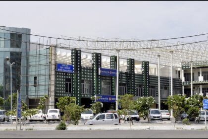 नोएडा न्यूज़ अपडेट: नई एक्सप्रेसवे योजना, मेडिकल डिवाइस पार्क, और स्कूल विलय पर बवाल