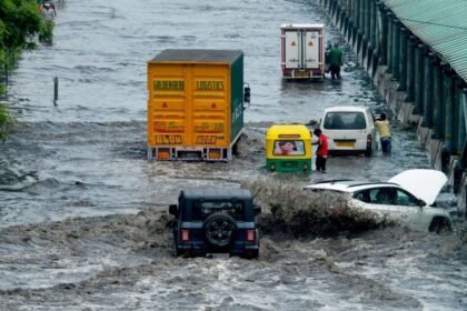 IMD अलर्ट के बीच गुरुग्राम जलमग्न, ट्रैफिक और जनजीवन अस्त-व्यस्त