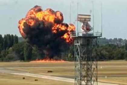 लंदन में प्लेन क्रैश की बड़ी घटना – जांच में जुटी एजेंसियां