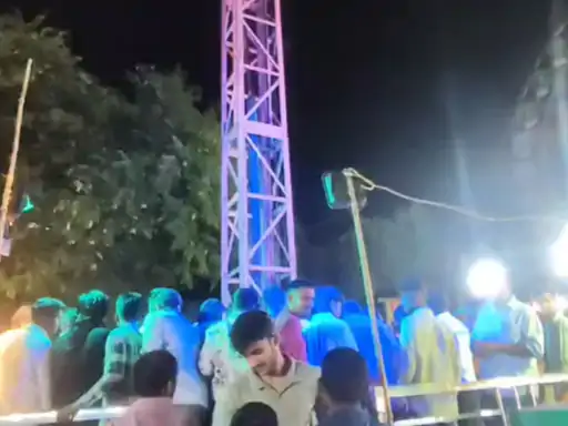 गुजरात मेले में झूले का गिरना: 50 फीट की ऊंचाई से दुर्घटना, 4 घायल