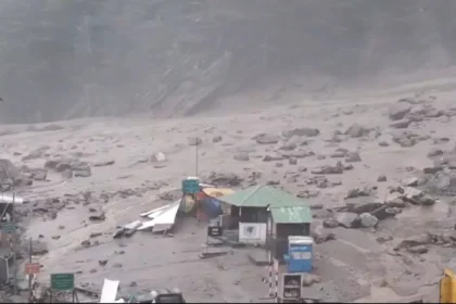 उत्तराखंड क्लाउडबर्स्ट: 4 मौतें, 8‑11 सैनिक लापता, 130 से अधिक लोगों को बचाया गया
