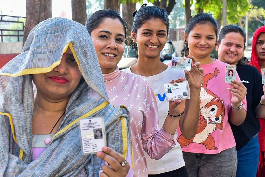 बिहार विधानसभा चुनाव 2025: महिलाओं को लुभाने के लिए पार्टियों की योजनाएं और वादे