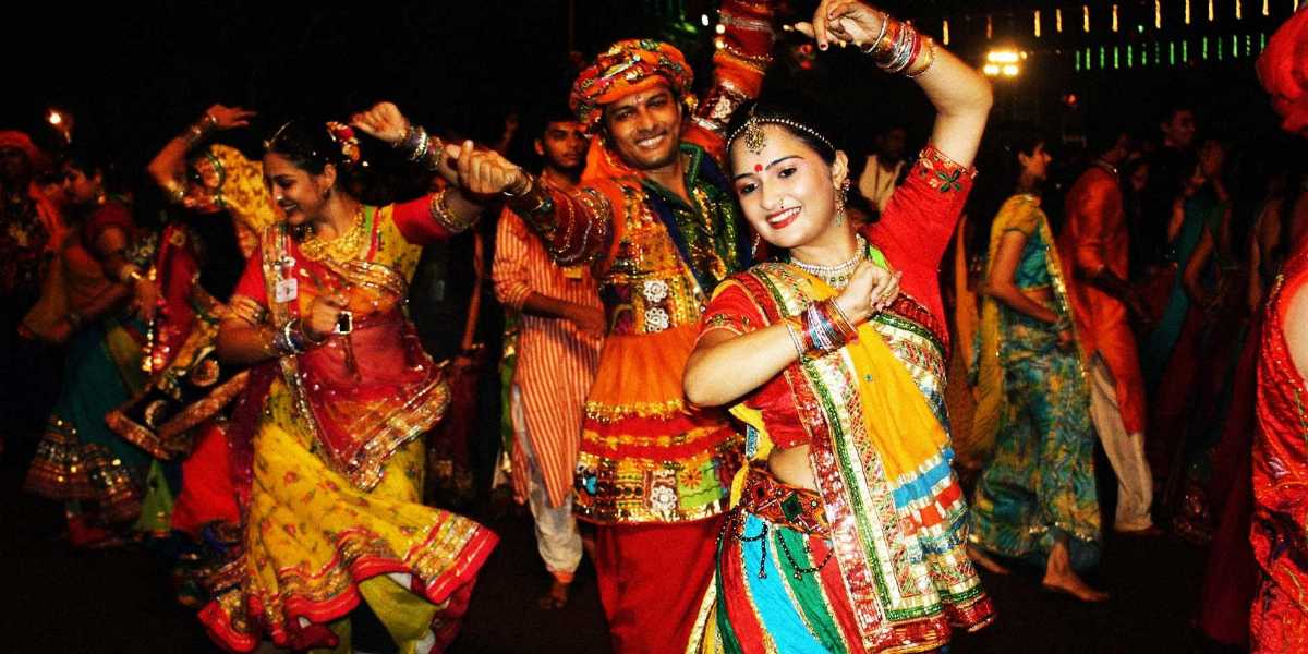 गुजरात का नवरात्रि गरबा 2025 – इंटरनेट पर वायरल डांस का जश्न