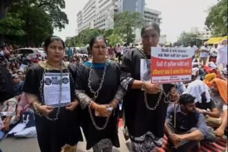 मोहनाली में शिक्षक और Powercom कर्मचारी एक साथ सड़क पर—लंबित मांगों को लेकर जोरदार विरोध