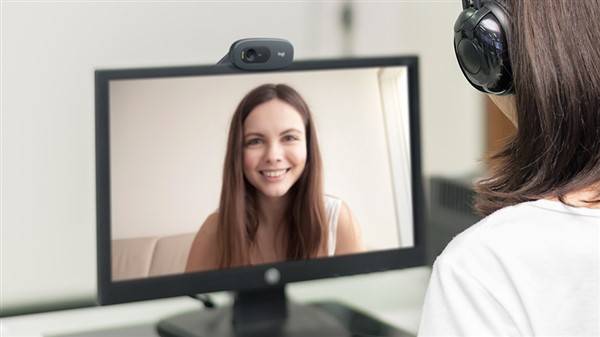 ऑनलाइन थेरेपी बनाम आमने-सामने थेरेपी – फायदे और नुकसान