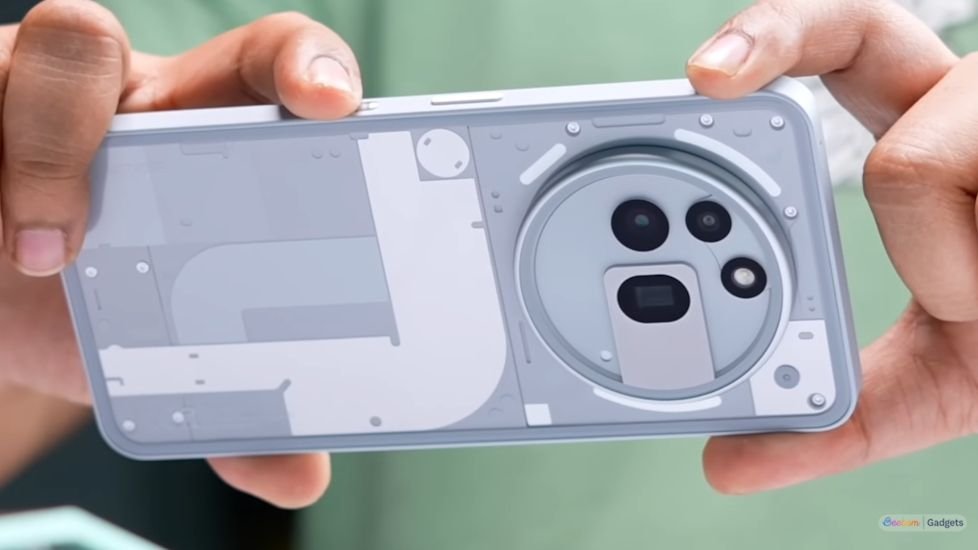 nothing-phone-4a-in-hand