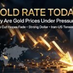 Gold Rate Today: सोने के दाम दबाव में क्यों? जानें वजह, Fed पहले कटौती और Iran‑US war का असर आज सोने की कीमतें गिरावट के दबाव में रहीं, भले ही US‑Iran संघर्ष में शांति संकेत मिले हों। निवेशक यह समझने की कोशिश कर रहे हैं कि सोना क्यों दबाव में है जबकि आम तौर पर संकट के समय सोने की कीमतें बढ़ती हैं। 🔍 1. सोने की कीमत आज का हाल MCX पर सोने का भाव आज लगभग ₹1,38,411 से खुला और गिरावट के साथ ₹1,36,762 तक पहुंचा, लगभग 2% की गिरावट दर्ज की गई। वैश्विक COMEX पर सोना लगभग $4,375/ओज के पास ट्रेड कर रहा है। 📉 मुख्य कारण: मौजूदा आर्थिक वातावरण में निवेशक अब डॉलर और अन्य वित्तीय साधनों की ओर झुकाव दिखा रहे हैं, जिससे सोने की सुरक्षित‑निवेश अपील कमजोर हुई है। 📊 2. US‑Iran तनाव कम, फिर भी सोने की गिरावट? आमतौर पर geopolitical तनाव में सोने की मांग बढ़ती है, लेकिन इस बार स्थिति थोड़ी अलग है: ✔️ तनाव कम होने के संकेत के बावजूद, ✔️ निवेशकों ने डॉलर और अन्य सुरक्षित परिसंपत्तियों को प्राथमिकता दी, ✔️ उच्च बांड यील्ड और मजबूत डॉलर ने सोने की चमक पर दबाव डाला है। विश्लेषकों का मानना है कि, हालांकि युद्ध के संकेत अब कुछ कम हुए हैं, लेकिन ब्याज दरों और डॉलर की भूमिका सोने के भाव पर अधिक असर डाल रही है। 💵 3. US Fed रेट कट की उम्मीद क्यों धुंधली? सोने की कीमतें अक्सर ब्याज दरों में कटौती के अनुमान पर मजबूती दिखाती हैं। लेकिन अभी: US Federal Reserve ने ब्याज दरों को स्थिर रखा, जिससे रेट कट की उम्मीदें कम हुईं। उच्च ब्याज दरें डॉलर को मजबूत बनाती हैं और सोने जैसे गैर‑उपजाऊ निवेशों की अपील घटाती हैं। 👉 इससे सोने की कीमत पर दबाव बढ़ा है, भले ही geopolitical तनाव बना हुआ हो। 📌 4. डॉलर की मजबूती और निवेशकों का रवैया डॉलर जब मजबूत होता है, तो सोने जैसे निवेश की मांग अक्सर गिरती है क्योंकि: डॉलर में मूल्य वृद्धि से सोना महंगा हो जाता है। निवेशक सुरक्षित डॉलर या सिक्योरिटीज़ की ओर रुख करते हैं। इसीलिए सोना अभी भी बिकने की स्थिति में है, हालांकि हाल के युद्ध संकेत थोड़े शांत हुए हैं। 📉 5. सोने के भविष्य की संभावनाएँ ✔️ अगर Fed भविष्य में कटौती की घोषणा करता है, तो सोना फिर उभर सकता है। ✔️ लेकिन अगर डॉलर मजबूत और ब्याज दरें उच्च बनी रहती हैं, सोने पर दबाव जारी रह सकता है। निष्कर्ष आज सोने की कीमतें गिरावट में रहीं, भले ही वैश्विक तनाव में कुछ सुधार आया हो। 👉 मुख्य कारण: मजबूत डॉलर, Fed रेट कट की उम्मीदें धुंधली, उच्च ब्याज दरें, और निवेशकों का सुरक्षित निवेशों की ओर रुझान। 📌 क्या यह निवेश के लिए सही समय है? अगर आप सोने में निवेश करने का सोच रहे हैं, तो इन आर्थिक संकेतकों पर नजर रखना ज़रूरी है — खासकर Fed के निर्णय, डॉलर के रेट, और ब्याज दरों की दिशा।