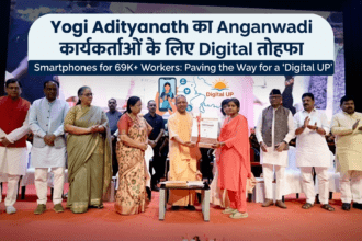 UP News: Yogi Adityanath ने 69 हजार आंगनवाड़ी कार्यकर्ताओं को दिए स्मार्टफोन