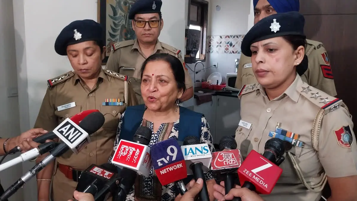 madhu-kishwar-booked-chandigarh-police-viral-video-notice-delhi-case