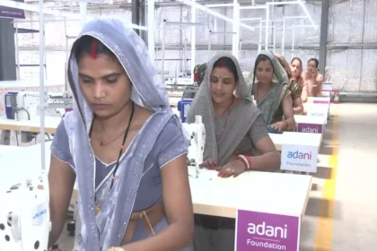 adani-foundation-garment-skill-centre-shivpuri-madhya-pradesh-women-employment-income-hindi