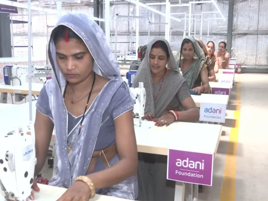 adani-foundation-garment-skill-centre-shivpuri-madhya-pradesh-women-employment-income-hindi