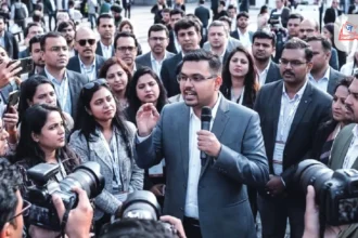 AI के दौर में बदल रही नौकरियों की दुनिया: भारत के टेक वर्कफोर्स में बढ़ता स्किल गैप और “Smart Shift” की जरूरत भारत का टेक सेक्टर एक बड़े बदलाव के दौर से गुजर रहा है। जहां एक ओर आर्टिफिशियल इंटेलिजेंस (AI) और ऑटोमेशन नई संभावनाएं खोल रहे हैं, वहीं दूसरी ओर यह बदलाव लाखों प्रोफेशनल्स के लिए चुनौती भी बनता जा रहा है। पारंपरिक डिग्री और पुराने स्किल सेट अब उतने प्रभावी नहीं रहे, जितने कुछ साल पहले हुआ करते थे। इसी बदलते परिदृश्य के बीच पश्चिम बंगाल के एक युवा टेक प्रोफेशनल Joydeep Dutta की कहानी सामने आई है, जो भारत के आईटी वर्कफोर्स में तेजी से बढ़ रहे “स्किल गैप” को उजागर करती है। उनका अनुभव सिर्फ व्यक्तिगत संघर्ष नहीं, बल्कि एक बड़े सिस्टमेटिक बदलाव का संकेत है। 50 रिजेक्शन के बाद समझ आया असली फर्क: डिग्री बनाम स्किल Joydeep Dutta, जो कि एक MCA ग्रेजुएट हैं और पश्चिम बंगाल के ग्रामीण क्षेत्र से आते हैं, ने अपने करियर की शुरुआत में करीब 50 जॉब रिजेक्शन का सामना किया। यह स्थिति इसलिए और गंभीर हो जाती है क्योंकि उनके पास पोस्टग्रेजुएट डिग्री थी, जो पारंपरिक रूप से आईटी सेक्टर में एक मजबूत योग्यता मानी जाती है। लेकिन यहां एक बड़ा सवाल खड़ा होता है— अगर डिग्री होने के बावजूद नौकरी नहीं मिल रही, तो समस्या कहां है? डुट्टा के अनुसार, समस्या “क्वालिफिकेशन” में नहीं, बल्कि इंडस्ट्री की बदलती जरूरतों और शिक्षा के बीच बढ़ते अंतर में है। आज की टेक इंडस्ट्री तेजी से AI-ड्रिवन हो रही है, जहां सिर्फ कोडिंग या थ्योरी नहीं, बल्कि प्रैक्टिकल AI स्किल्स की मांग है। AI ने बदली डेवलपमेंट की परिभाषा पहले जहां सॉफ्टवेयर डेवलपर्स खुद कोड लिखते थे, अब स्थिति बदल रही है। Joydeep Dutta ने जयपुर में एक प्रेस इंटरैक्शन के दौरान बताया कि आज के समय में सीनियर डेवलपर्स का रोल “कोड लिखने” से ज्यादा “AI मॉडल्स को डायरेक्ट करने” का हो गया है। इसका मतलब है: डेवलपर अब AI टूल्स को गाइड करते हैं ऑटोमेशन से काम की गति बढ़ी है कम समय में ज्यादा प्रोडक्टिविटी संभव है यह बदलाव उन लोगों के लिए खतरे की घंटी है, जो अभी भी पुराने तरीकों पर निर्भर हैं। सबसे ज्यादा खतरे में कौन-सी जॉब्स? AI और ऑटोमेशन का असर सबसे ज्यादा कुछ खास क्षेत्रों पर पड़ रहा है। इंडस्ट्री अनुमान के अनुसार 2026 तक: करीब 80% रिग्रेशन टेस्टिंग ऑटोमेट हो जाएगी रूटीन डेटा मैनेजमेंट का बड़ा हिस्सा मशीनें संभालेंगी मैनुअल टेस्टिंग और लेगेसी आईटी रोल्स में भारी गिरावट आ सकती है इसका सीधा असर उन प्रोफेशनल्स पर पड़ेगा, जो: सिर्फ बेसिक स्किल्स पर निर्भर हैं नए टूल्स और टेक्नोलॉजी नहीं सीख रहे अपस्किलिंग को प्राथमिकता नहीं दे रहे “Smart Shift”: बदलाव का नया फॉर्मूला इन चुनौतियों के बीच Joydeep Dutta ने एक नया कॉन्सेप्ट पेश किया है—“Smart Shift”। यह कोई थ्योरी नहीं, बल्कि एक प्रैक्टिकल वर्कबुक फ्रेमवर्क है, जो बताता है कि कैसे एक व्यक्ति AI के साथ काम करना सीख सकता है। इस फ्रेमवर्क की खास बातें: AI को समझने और इस्तेमाल करने पर फोकस रोजमर्रा के काम में AI का इंटीग्रेशन कम संसाधनों में ज्यादा प्रोडक्टिविटी डुट्टा का मानना है कि आज एक लैपटॉप और AI की समझ पारंपरिक बड़े इंफ्रास्ट्रक्चर की जगह ले सकती है। “डिग्री नहीं, एडेप्टिव इंटेलिजेंस है नई करेंसी” Joydeep Dutta का सबसे बड़ा संदेश यह है कि आज के दौर में नौकरी पाने और टिके रहने के लिए सबसे जरूरी है Adaptive Intelligence। इसका मतलब है: नई टेक्नोलॉजी को जल्दी सीखने की क्षमता बदलते माहौल के अनुसार खुद को ढालना AI सिस्टम्स को कंट्रोल और ऑडिट करना उनका कहना है कि अब स्टैटिक डिग्री की वैल्यू कम हो रही है, जबकि AI स्किल्स की मांग तेजी से बढ़ रही है। भारत के टेक सेक्टर के लिए क्या है संकेत? यह कहानी सिर्फ एक व्यक्ति की नहीं, बल्कि पूरे भारतीय आईटी सेक्टर की स्थिति को दर्शाती है। भारत दुनिया का एक बड़ा टेक हब है, लेकिन अगर स्किल गैप बढ़ता गया, तो यह स्थिति चुनौती बन सकती है। मुख्य संकेत: शिक्षा प्रणाली को अपडेट करने की जरूरत इंडस्ट्री-ओरिएंटेड ट्रेनिंग पर जोर AI और ऑटोमेशन को कोर स्किल बनाना अगर यह बदलाव समय पर नहीं किया गया, तो लाखों युवाओं के लिए रोजगार के अवसर सीमित हो सकते हैं। जयपुर जैसे उभरते टेक हब की भूमिका Jaipur जैसे शहर अब नए टेक हब के रूप में उभर रहे हैं। यहां स्टार्टअप्स, डिजिटल प्रोफेशनल्स और फ्रीलांसर तेजी से बढ़ रहे हैं। ऐसे शहर “Smart Shift” जैसे कॉन्सेप्ट को अपनाने के लिए आदर्श हैं, क्योंकि यहां: नए प्रयोग करने की स्वतंत्रता है टेक कम्युनिटी तेजी से बढ़ रही है डिजिटल इकोनॉमी का विस्तार हो रहा है क्या करना होगा युवाओं को? अगर कोई युवा आज आईटी सेक्टर में करियर बनाना चाहता है, तो उसे कुछ जरूरी बदलाव करने होंगे: AI टूल्स सीखना डेटा एनालिटिक्स और ऑटोमेशन समझना लगातार अपस्किलिंग करना सिर्फ डिग्री पर निर्भर न रहना यह बदलाव आसान नहीं है, लेकिन भविष्य के लिए जरूरी है। निष्कर्ष: “Smart Shift” अब विकल्प नहीं, जरूरत है Joydeep Dutta की कहानी यह साफ करती है कि AI का दौर सिर्फ अवसर नहीं, बल्कि एक परीक्षा भी है। जो लोग समय के साथ खुद को बदलेंगे, वे आगे बढ़ेंगे। जो नहीं बदलेंगे, वे पीछे छूट सकते हैं। भारत के लिए यह एक महत्वपूर्ण समय है, जहां उसे अपने टेक वर्कफोर्स को AI-रेडी बनाना होगा। “Smart Shift” अब कोई अतिरिक्त स्किल नहीं, बल्कि करियर सर्वाइवल का आधार बन चुका है।