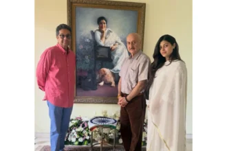 anupam-kher-asha-bhosle-tribute-mumbai-home-visit