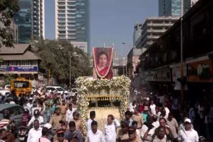 asha-bhosle-funeral-mumbai-crowd-final-rites-shivaji-park