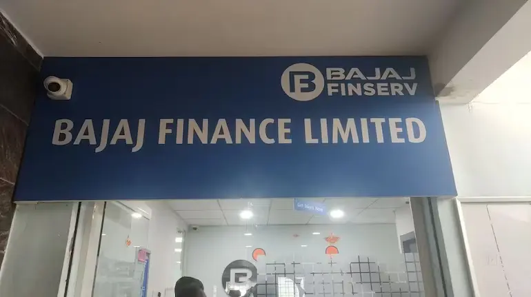 bajaj-finance-q4-profit-5553-crore-results-hindi