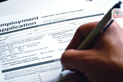 केंद्र ने केंद्रीय सतर्कता आयुक्त (CVC) पद के लिए आवेदन आमंत्रित किए, जानें योग्यता, प्रक्रिया और पूरा विवरण परिचय: CVC नियुक्ति प्रक्रिया क्यों है महत्वपूर्ण? भारत सरकार ने Central Vigilance Commission (CVC) में नए केंद्रीय सतर्कता आयुक्त (Central Vigilance Commissioner) की नियुक्ति के लिए आवेदन आमंत्रित किए हैं। यह प्रक्रिया इसलिए शुरू की गई है क्योंकि वर्तमान आयुक्त का कार्यकाल अगस्त 2026 में समाप्त होने वाला है। CVC देश की सबसे महत्वपूर्ण anti-corruption संस्था मानी जाती है, जो सरकारी विभागों में पारदर्शिता और ईमानदारी सुनिश्चित करने का काम करती है। ऐसे में इस पद पर नियुक्ति केवल एक प्रशासनिक प्रक्रिया नहीं बल्कि देश की governance प्रणाली के लिए एक महत्वपूर्ण कदम होता है। 🏢 केंद्रीय सतर्कता आयोग (CVC) क्या है? Central Vigilance Commission भारत की एक स्वतंत्र संस्था है जो सरकारी विभागों में भ्रष्टाचार रोकने और प्रशासनिक निगरानी का काम करती है। CVC के मुख्य कार्य: सरकारी विभागों में भ्रष्टाचार की निगरानी करना प्रशासनिक अनियमितताओं की जांच करना vigilance से जुड़े मामलों में मार्गदर्शन देना CBI जैसी एजेंसियों की निगरानी करना पारदर्शी प्रशासन सुनिश्चित करना यह संस्था सीधे सरकार को रिपोर्ट करती है और देश में ईमानदार प्रशासन की रीढ़ मानी जाती है। 📅 वर्तमान स्थिति: नई नियुक्ति की आवश्यकता क्यों पड़ी? सरकार की ओर से जारी जानकारी के अनुसार वर्तमान केंद्रीय सतर्कता आयुक्त का कार्यकाल 3 अगस्त 2026 को समाप्त हो रहा है। वर्तमान में यह पद Praveen Kumar Srivastava के पास है, जो: 1988 बैच के IAS अधिकारी रहे हैं Assam-Meghalaya cadre से हैं अब सेवानिवृत्त (retired) अधिकारी हैं कार्यकाल समाप्त होने से पहले ही सरकार ने नए आयुक्त की नियुक्ति की प्रक्रिया शुरू कर दी है ताकि संस्था में continuity बनी रहे और किसी प्रकार की प्रशासनिक रुकावट न आए। 🧾 CVC पद के लिए योग्यता (Eligibility Criteria) सरकार ने इस पद के लिए बहुत स्पष्ट और सख्त योग्यता तय की है, क्योंकि यह देश की सबसे संवेदनशील प्रशासनिक जिम्मेदारी है। कौन आवेदन कर सकता है? इस पद के लिए निम्न लोग पात्र हैं: All India Services के अधिकारी (IAS, IPS आदि) केंद्रीय सिविल सेवाओं के अधिकारी केंद्र सरकार के civil posts पर कार्यरत या रह चुके अधिकारी सरकारी कंपनियों या statutory bodies में उच्च पदों पर कार्यरत व्यक्ति बैंकिंग, बीमा, कानून, जांच और वित्त क्षेत्र के विशेषज्ञ 🎯 जरूरी शर्तें: अनुभव और ईमानदारी सबसे महत्वपूर्ण CVC पद के लिए केवल योग्यता ही नहीं, बल्कि अनुभव और चरित्र भी बहुत महत्वपूर्ण है। मुख्य शर्तें: कम से कम 25 वर्षों का कार्य अनुभव प्रशासन, नीति निर्माण या जांच क्षेत्र में अनुभव उत्कृष्ट ईमानदारी और चरित्र निर्णय लेने की मजबूत क्षमता भ्रष्टाचार विरोधी प्रणाली की समझ सरकार का मानना है कि यह पद केवल वरिष्ठता नहीं बल्कि विश्वसनीयता पर आधारित होना चाहिए। ⏳ कार्यकाल और आयु सीमा CVC पद पर नियुक्त व्यक्ति का कार्यकाल तय नियमों के अनुसार होता है। नियम: कार्यकाल: 4 वर्ष या अधिकतम आयु: 65 वर्ष इनमें से जो भी पहले पूरा हो, उसी के अनुसार कार्यकाल समाप्त होगा यह व्यवस्था इसलिए बनाई गई है ताकि संस्था में नियमित बदलाव और संतुलन बना रहे। 📍 आवेदन प्रक्रिया कैसे करें? सरकार ने इस पद के लिए आवेदन प्रक्रिया को औपचारिक रूप से शुरू किया है। महत्वपूर्ण जानकारी: आवेदन भेजने का पता: Department of Personnel and Training (DoPT), नई दिल्ली स्थान: Kartavya Bhawan-3, New Delhi अंतिम तिथि: 18 मई 2026 सरकार ने यह भी साफ किया है कि: अंतिम तिथि के बाद प्राप्त आवेदन स्वीकार नहीं किए जाएंगे। 🏛️ CVC की भूमिका क्यों इतनी महत्वपूर्ण है? CVC केवल एक पद नहीं बल्कि देश की anti-corruption framework का सबसे मजबूत स्तंभ है। इसकी भूमिका: सरकारी विभागों में पारदर्शिता बनाए रखना भ्रष्टाचार मामलों की निगरानी करना जांच एजेंसियों को दिशा देना प्रशासनिक सुधारों को बढ़ावा देना यह संस्था सुनिश्चित करती है कि सरकारी सिस्टम में जवाबदेही बनी रहे। ⚖️ क्यों जरूरी है निष्पक्ष और ईमानदार चयन? CVC जैसे पद पर चयन में निष्पक्षता बहुत जरूरी होती है क्योंकि: यह संस्था राजनीतिक दबाव से मुक्त होनी चाहिए निर्णय पूरी तरह पारदर्शी होने चाहिए जनता का विश्वास बनाए रखना सबसे बड़ा लक्ष्य होता है इसलिए चयन प्रक्रिया में अनुभव और integrity को सबसे ऊपर रखा गया है। 🌐 प्रशासनिक व्यवस्था पर इसका प्रभाव CVC की नियुक्ति का असर पूरे सरकारी सिस्टम पर पड़ता है। प्रमुख प्रभाव: भ्रष्टाचार नियंत्रण प्रणाली मजबूत होती है सरकारी कामकाज में पारदर्शिता बढ़ती है प्रशासनिक जवाबदेही में सुधार आता है जनता का विश्वास सरकारी संस्थाओं पर बढ़ता है 🧠 निष्कर्ष: एक महत्वपूर्ण प्रशासनिक बदलाव की शुरुआत केंद्र सरकार द्वारा CVC पद के लिए आवेदन आमंत्रित करना एक महत्वपूर्ण प्रशासनिक प्रक्रिया है, जो आने वाले समय में देश की governance व्यवस्था को प्रभावित करेगी। इस प्रक्रिया का उद्देश्य है: योग्य और अनुभवी व्यक्ति का चयन संस्थागत स्थिरता बनाए रखना देश में anti-corruption framework को मजबूत करना आने वाले समय में यह देखना दिलचस्प होगा कि इस महत्वपूर्ण पद पर किसकी नियुक्ति होती है और वह देश की vigilance प्रणाली को किस दिशा में आगे बढ़ाता है।