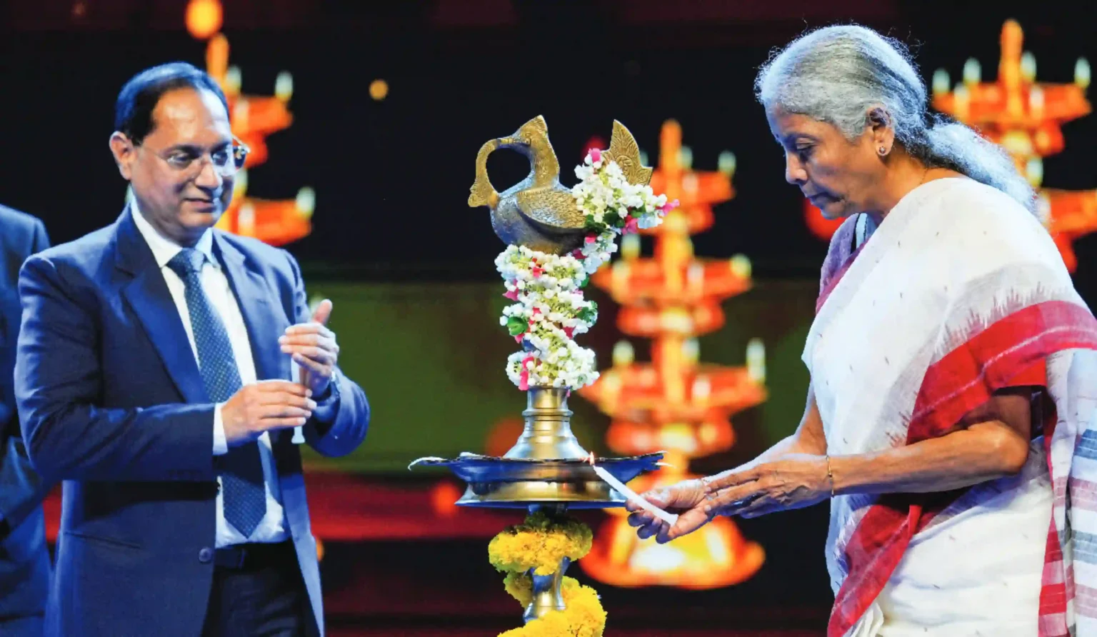 financial-sector-cybersecurity-warning-nirmala-sitharaman-ai-cyberattacks-sebi-kyc-reforms-hindi