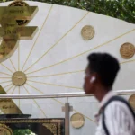 indian-rupee-closes-flat-94-15-us-dollar-global-uncertainty-analysis-hindi