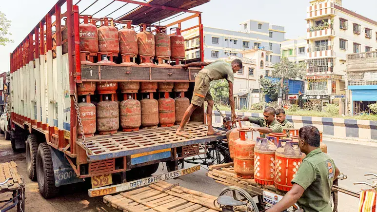 lpg-cylinder-new-rules-may-1-india-otp-booking-price-change-hindi