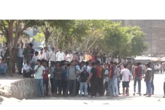 noida-workers-protest-rahul-gandhi-support-minimum-wage-india-2026