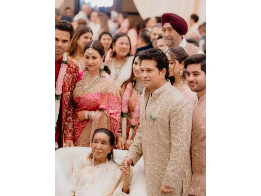 sachin-tendulkar-asha-bhosle-arjun-wedding-photo-tribute