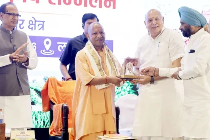 up-agriculture-growth-18-percent-yogi-adityanath-lab-to-land-model-hindi