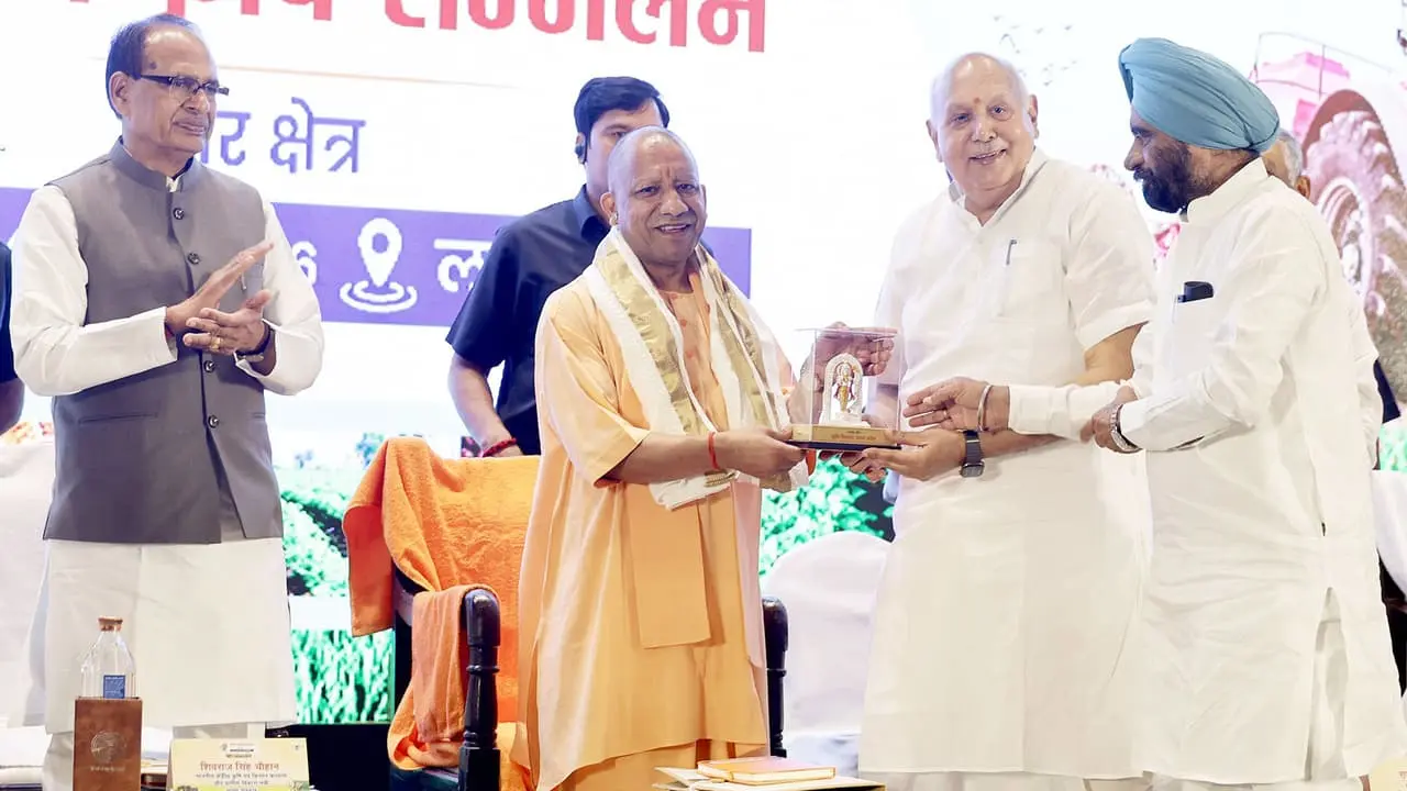 up-agriculture-growth-18-percent-yogi-adityanath-lab-to-land-model-hindi