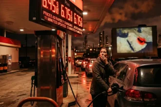 us-petrol-price-hike-iran-war-impact-fuel-costs-4-year-high-hindi