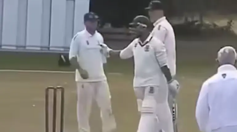 fielder-fingers-cracking-cheating-cricket-match-viral-video