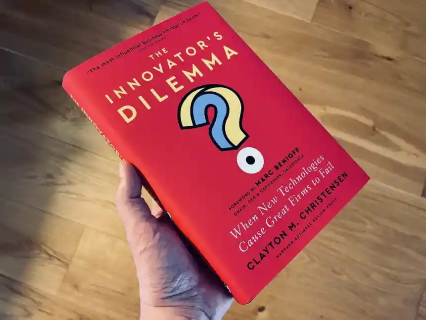 steve-jobs-favorite-books Steve Jobs Favorite Books: क्या कोई किताब आपकी जिंदगी और सोच बदल सकती है? अगर यह सवाल Apple के सह-संस्थापक स्टीव जॉब्स से पूछा जाता, तो उनका जवाब शायद "हां" होता। जॉब्स का मानना था कि महान किताबें सिर्फ ज्ञान नहीं देतीं, बल्कि इंसान को दुनिया को नए नजरिए से देखने की क्षमता भी देती हैं। यही वजह है कि उन्होंने अपने जीवन में कई ऐसी किताबें पढ़ीं, जिन्होंने उनके नेतृत्व, रचनात्मकता और बिजनेस सोच को गहराई से प्रभावित किया। स्टीव जॉब्स को दुनिया एक टेक्नोलॉजी आइकन के रूप में जानती है, लेकिन उनकी सफलता के पीछे सिर्फ तकनीकी समझ नहीं थी। वे आध्यात्मिकता, दर्शन, साहित्य और बिजनेस मैनेजमेंट से जुड़ी किताबों के भी गंभीर पाठक थे। आइए जानते हैं उन 5 किताबों के बारे में, जिन्हें स्टीव जॉब्स बेहद पसंद करते थे और जिनसे उन्होंने जीवन की महत्वपूर्ण सीख हासिल की। 1. Only the Paranoid Survive – Andrew S. Grove बदलाव को अपनाने की सीख देती है यह किताब Intel के पूर्व CEO एंड्रयू एस. ग्रोव द्वारा लिखी गई यह किताब बताती है कि किसी भी बिजनेस की सबसे बड़ी चुनौती बदलते समय के साथ खुद को बदलना है। अगर कोई कंपनी नई टेक्नोलॉजी और बदलते बाजार के अनुसार खुद को नहीं ढालती, तो उसका पीछे रह जाना तय है। स्टीव जॉब्स इस विचार से काफी प्रभावित थे। Apple में वापसी के बाद उन्होंने कई बड़े फैसले लिए, जिनकी वजह से कंपनी ने नई ऊंचाइयों को छुआ। iPod, iPhone और iPad जैसे उत्पाद इसी दूरदर्शी सोच का परिणाम थे। मुख्य सीख: बदलाव से डरें नहीं, उसे अपनाएं। भविष्य की जरूरतों को पहले पहचानें। सफलता के बाद भी लगातार खुद को बेहतर बनाते रहें। 2. Zen Mind, Beginner's Mind – Shunryu Suzuki नई सोच और सादगी का संदेश यह किताब जापानी जेन बौद्ध दर्शन पर आधारित है। इसमें बताया गया है कि सीखने के लिए मन हमेशा खुला होना चाहिए। जो व्यक्ति खुद को हमेशा विद्यार्थी मानता है, वही सबसे ज्यादा सीख सकता है। स्टीव जॉब्स जेन बौद्ध विचारधारा से काफी प्रभावित थे। Apple के प्रोडक्ट्स की सादगी और मिनिमलिस्ट डिजाइन में भी इस सोच की झलक दिखाई देती है। मुख्य सीख: हर दिन कुछ नया सीखने की कोशिश करें। सादगी ही सबसे बड़ी खूबसूरती है। खुले दिमाग से सोचने पर नए आइडिया जन्म लेते हैं। 3. The Innovator's Dilemma – Clayton Christensen सिर्फ आज नहीं, भविष्य की भी सोचें यह किताब बताती है कि कई सफल कंपनियां इसलिए असफल हो जाती हैं क्योंकि वे अपने मौजूदा बिजनेस मॉडल से बाहर निकलने का जोखिम नहीं उठातीं। स्टीव जॉब्स का मानना था कि अगर कोई कंपनी खुद अपने प्रोडक्ट्स को बेहतर नहीं बनाएगी, तो कोई दूसरा आकर उसे पीछे छोड़ देगा। यही सोच Apple की लगातार इनोवेशन की संस्कृति का आधार बनी। मुख्य सीख: भविष्य की तैयारी हमेशा आज से शुरू होती है। इनोवेशन को कभी नहीं रोकना चाहिए। जोखिम लेने वाले ही बाजार में लंबे समय तक टिकते हैं। 4. Autobiography of a Yogi – Paramahansa Yogananda आत्मज्ञान और मानसिक संतुलन की प्रेरणा परमहंस योगानंद की यह प्रसिद्ध पुस्तक स्टीव जॉब्स की सबसे पसंदीदा किताबों में शामिल थी। कहा जाता है कि उन्होंने इसे कई बार पढ़ा था और अपने करीबी लोगों को भी पढ़ने की सलाह दी थी। यह पुस्तक ध्यान, आत्मज्ञान, आध्यात्मिक विकास और मानसिक शांति पर आधारित है। जॉब्स का मानना था कि बाहरी सफलता के साथ-साथ आंतरिक संतुलन भी उतना ही जरूरी है। मुख्य सीख: मानसिक शांति सफलता का महत्वपूर्ण हिस्सा है। आत्मचिंतन बेहतर निर्णय लेने में मदद करता है। जीवन में संतुलन बनाए रखना आवश्यक है। 5. King Lear – William Shakespeare फैसलों के असर को समझने वाली महान रचना विलियम शेक्सपियर का प्रसिद्ध नाटक King Lear सत्ता, रिश्तों, विश्वास और गलत फैसलों के परिणामों को बेहद प्रभावशाली तरीके से प्रस्तुत करता है। स्टीव जॉब्स को यह रचना इसलिए पसंद थी क्योंकि यह बताती है कि नेतृत्व केवल शक्ति का नाम नहीं, बल्कि सही समय पर सही निर्णय लेने की कला भी है। मुख्य सीख: जल्दबाजी में लिए गए फैसले भारी पड़ सकते हैं। नेतृत्व में भरोसा और विवेक दोनों जरूरी हैं। रिश्तों और जिम्मेदारियों का संतुलन बनाए रखना चाहिए। स्टीव जॉब्स की सफलता में किताबों की क्या भूमिका थी? स्टीव जॉब्स सिर्फ तकनीकी किताबें नहीं पढ़ते थे। उनकी पसंद में बिजनेस, आध्यात्मिकता, साहित्य और दर्शन से जुड़ी पुस्तकें शामिल थीं। यही विविधता उनकी सोच को अलग बनाती थी। उन्होंने हमेशा कहा कि रचनात्मकता अलग-अलग क्षेत्रों के अनुभवों को जोड़ने से पैदा होती है। आज भी दुनियाभर के उद्यमी, स्टार्टअप फाउंडर और छात्र इन किताबों को पढ़कर प्रेरणा लेते हैं। इन पुस्तकों की सबसे बड़ी खासियत यह है कि ये सिर्फ करियर नहीं, बल्कि जीवन को बेहतर तरीके से समझने की सीख भी देती हैं। निष्कर्ष अगर आप भी अपनी सोच को व्यापक बनाना चाहते हैं, बेहतर निर्णय लेना चाहते हैं और जीवन में रचनात्मकता बढ़ाना चाहते हैं, तो स्टीव जॉब्स की पसंदीदा ये पांच किताबें आपके लिए बेहतरीन शुरुआत हो सकती हैं। ये पुस्तकें सिर्फ बिजनेस में सफलता नहीं, बल्कि बेहतर इंसान बनने की भी प्रेरणा देती हैं।