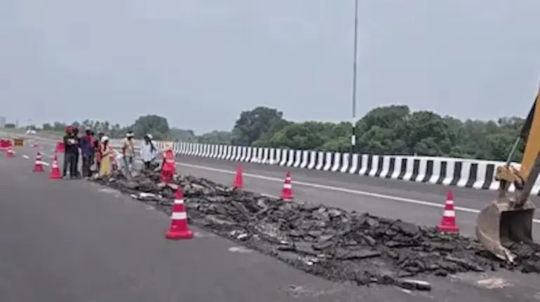 lucknow-kanpur-expressway-road-sank-13-days-after-inauguration-nhai-reaction