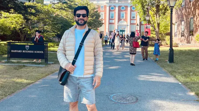 vimarsh-rajdan-left-rs-3-crore-job-travelled-world-built-million-dollar-company